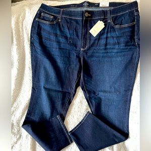 Brand new with tags skinny leg jean with secretly slender technology!